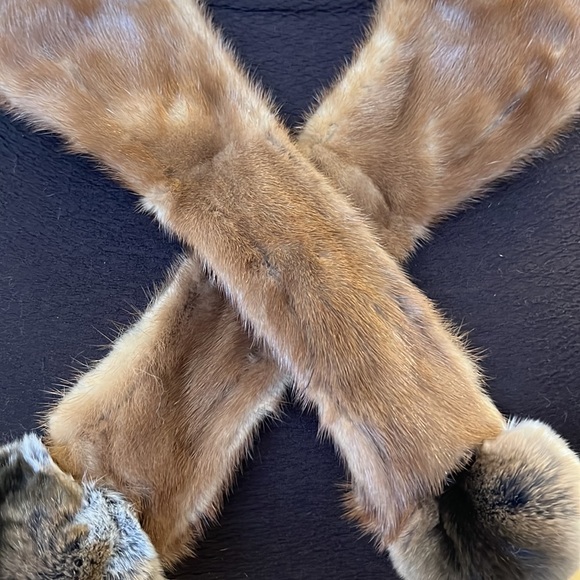 Cross Cross Pom Collar - Picture 3 of 3